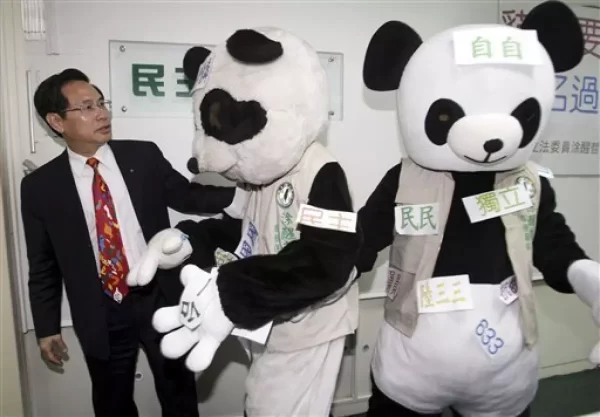 Taiwan’s Democratic Progressive Party utilizes panda puppets and stickers to ask Taipei City Zoo to change the names of their leased giant pandas to “Freedom,” “Democracy,” or “Independence”